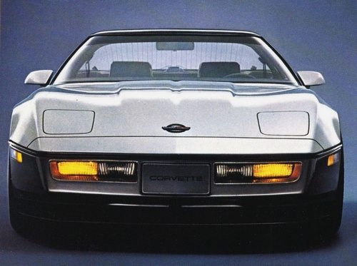 Chevrolet Corvette 1984 hopeanvärisenä / keskiharmaana