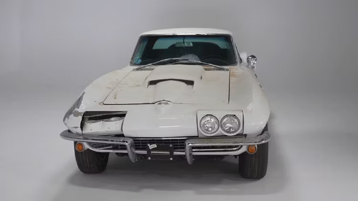 1967-Corvette-hit-by-Deer