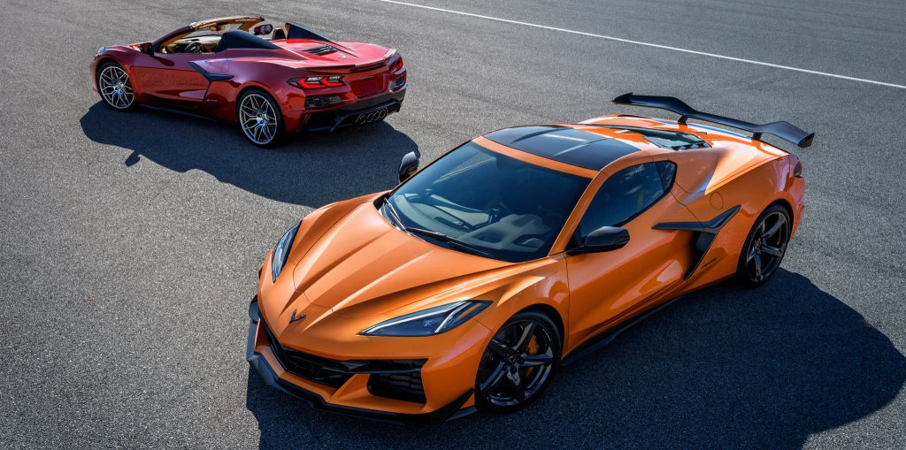 The 2023 Corvette Z06 coupe in Amplify Orange Tintcoat and the the 2023 Corvette Z06 Hardtop Convertible in Silver Flare Metallic. (Image courtesy of GM Media.)